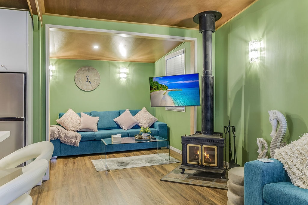 Popular Airbnb listing: Mountain Edge Cottage with Coastal Views. in Queensland