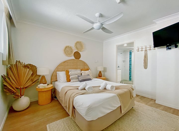 Geniet van ultieme ontspanning in de elegante hoofdslaapkamer, met een queensize bed, een smaakvolle inrichting. De kamer biedt een sereen toevluchtsoord voor een goede nachtrust.