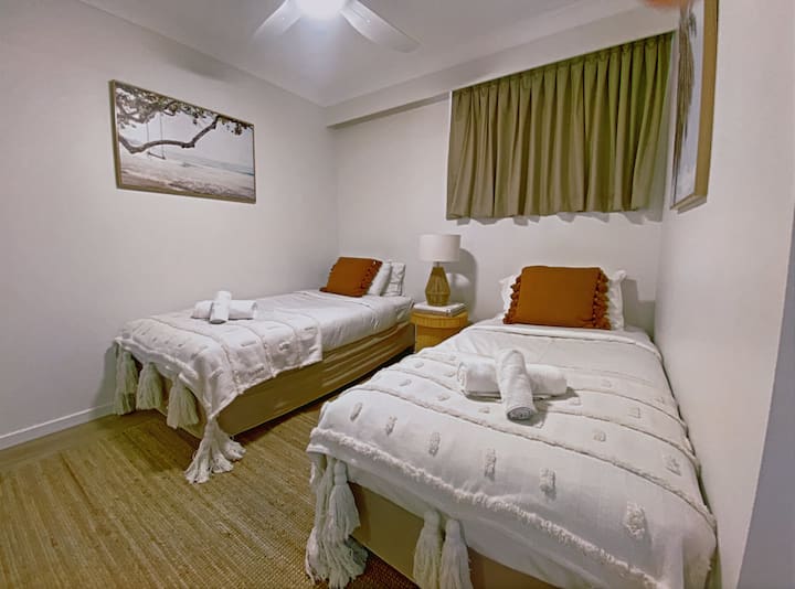 Ontspan in de ruime tweede slaapkamer, versierd met twee comfortabele eenpersoonsbedden en een stijlvol, minimalistisch ontwerp. De kamer belooft een vredig toevluchtsoord voor vrienden of familieleden om op te laden na een leuke dag.