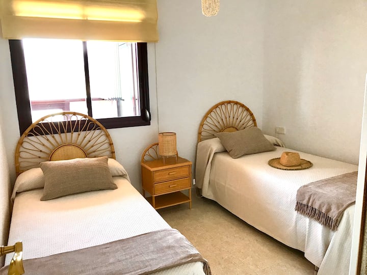 Საძინებელი 90 სმ-იანი 2 საწოლით, გარედან და ჩაშენებული კარადებით.