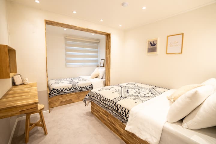 חדר שינה שלישי (מיטת קווין סייז אחת + מיטת יחיד סופר אחת)