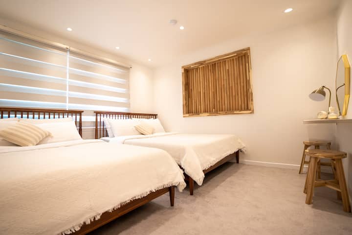 חדר שינה ראשון 
(2 מיטות קווין סייז)