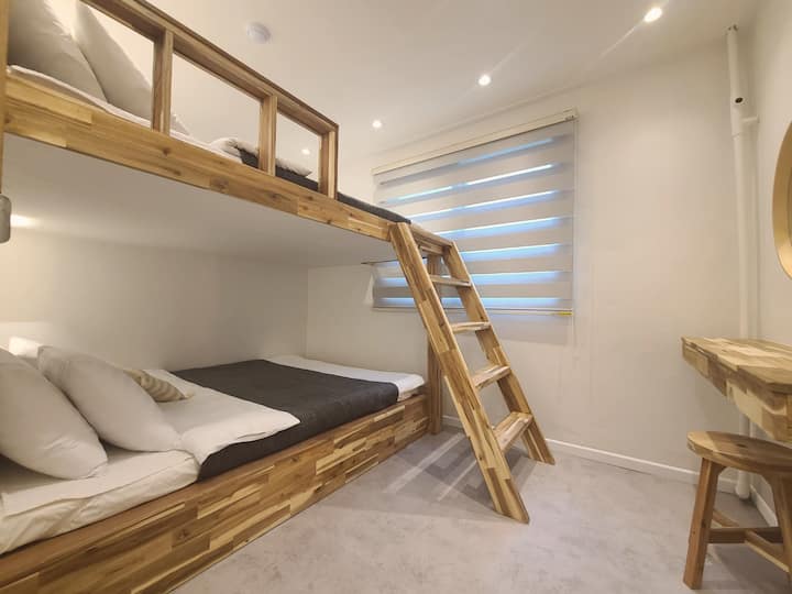 חדר שינה 5 (1 מיטת קומתיים: 2 מיטות קווין סייז עבור העליון והתחתון)