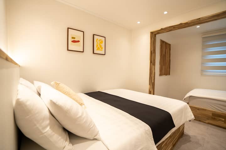 חדר שינה רביעי (מיטת קווין סייז אחת + מיטת יחיד סופר אחת)