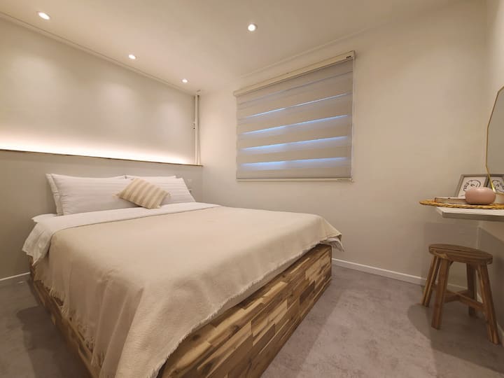 מיטה זוגית (1 Queen Bed)