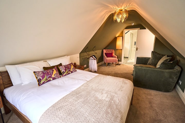 Chambre moderne au deuxième étage avec coin salon