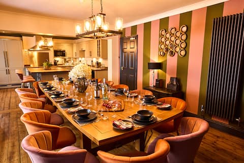 Luxury Forest Retreat • Fire Pit & Elegant Lounge