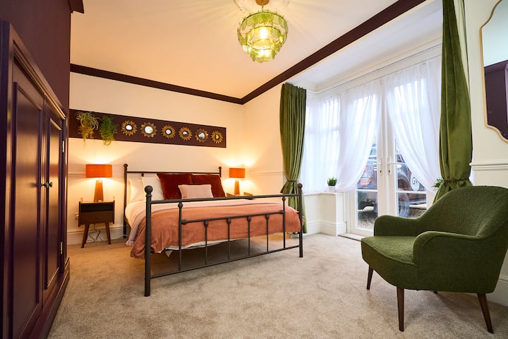 Chambre spacieuse au rez-de-chaussée avec accès privé