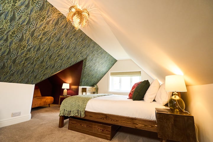 Chambre moderne au deuxième étage, intérieurs élégants