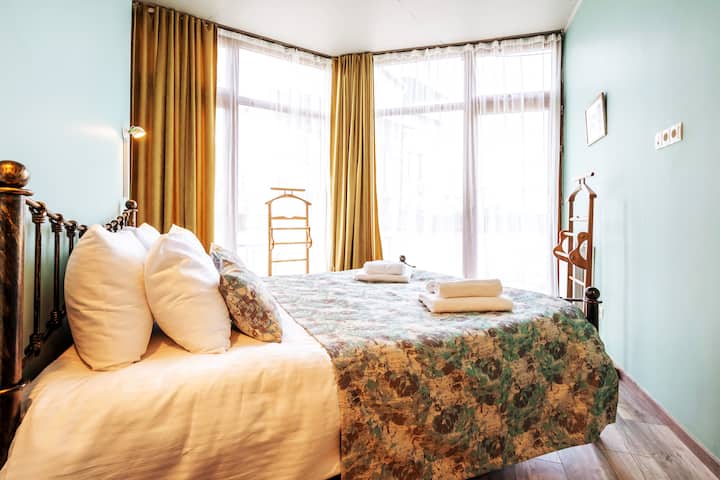 El luminoso y espacioso dormitorio_2 con la cama queen, baños privados, salida privada a la terraza y vistas.