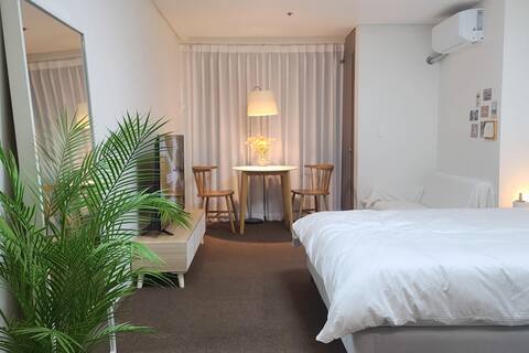 [new] Urban Sensibility Healing Space/Jamsil (Seokchon Lake, Lotte Tower) 15 minutes, Suseo (SRT) 10 minutes/Garak Market Station 4 minutes