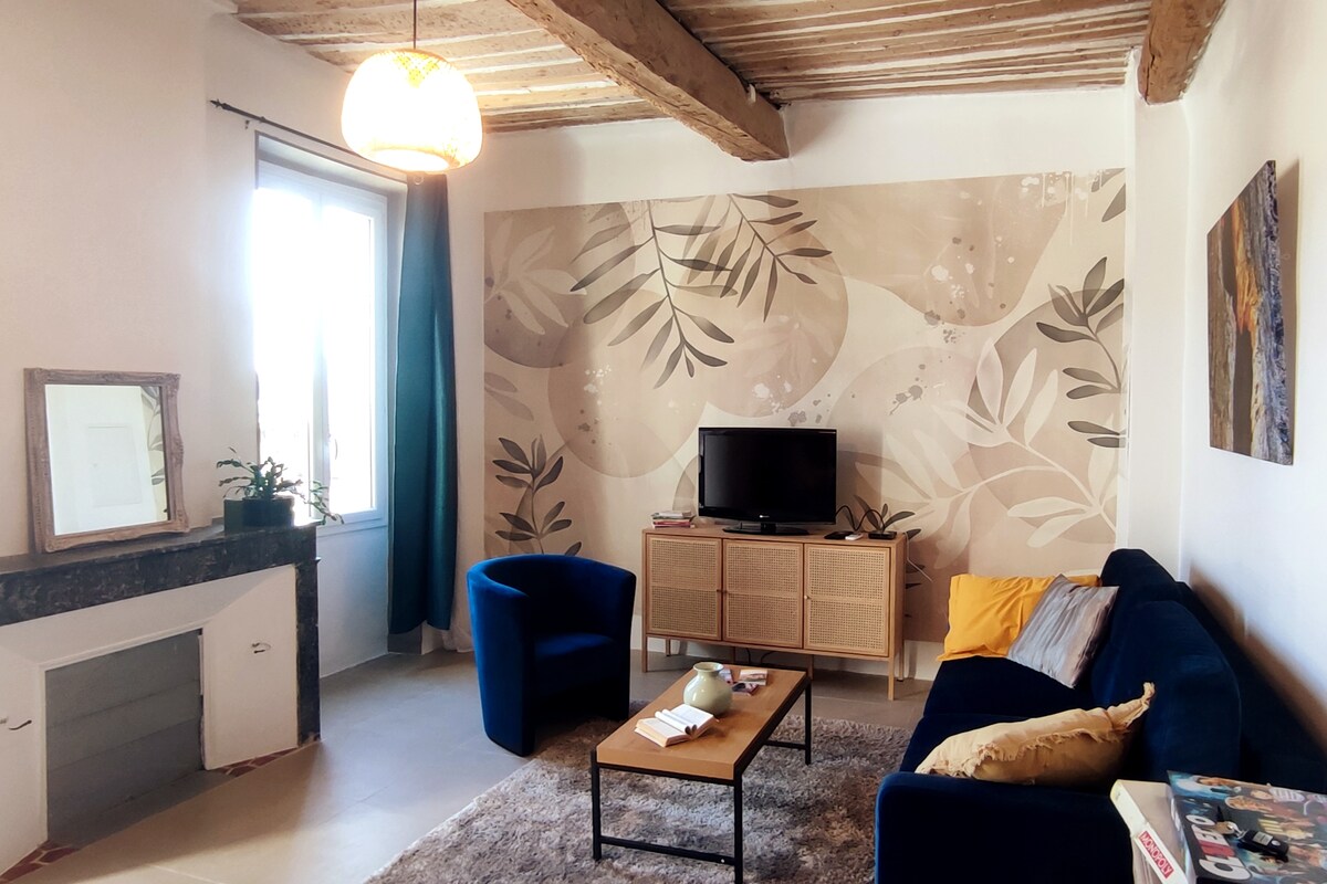 พื้นที่นั่งเล่นของห้องนั่งเล่นที่มีเครื่องปรับอากาศมีเสน่ห์มากมายด้วยโซฟาสีฟ้าขนาดคิงไซส์เตาผิงตกแต่งและวอลล์เปเปอร์ธรรมชาติ