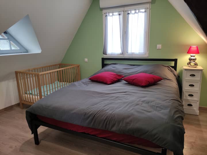 Bedroom upstairs: 1 double bed 160 X 200 (bed made on arrival) + 1 baby bed