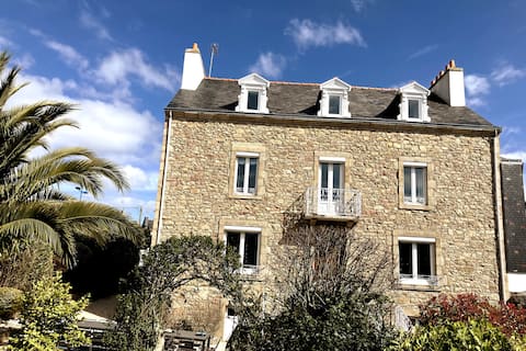 Large house in the heart of Etel, magnificent garden