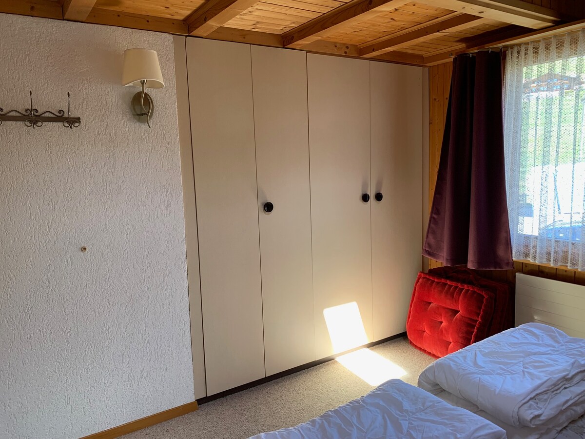 Chumba kikuu cha kulala kina dirisha lenye vizuizi vya mbao na mapazia yenye giza, kabati la ukuta lenye rafu na kabati la nguo. Inaonekana upande wa kaskazini. Limewekwa zulia.