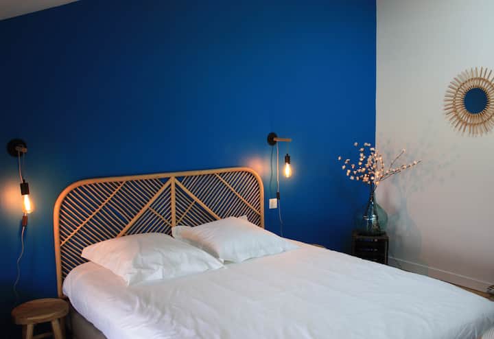 الطابق الأول: غرفة نوم 160 سم سرير وسرير 90 سم