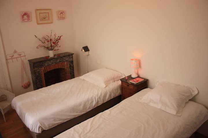 الطابق الأول: سريرين في غرفة النوم 90 سم