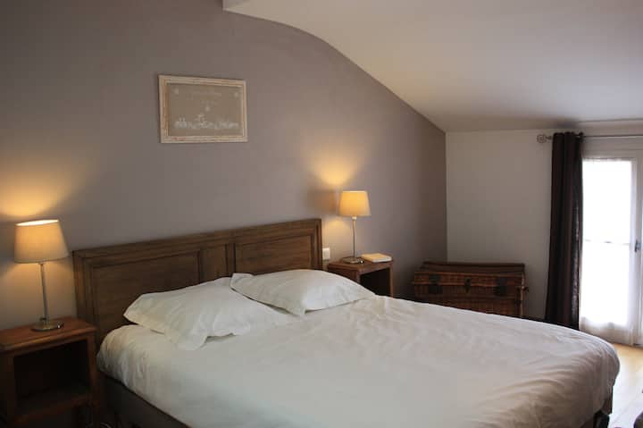 الطابق الأول: سرير الجناح الرئيسي 160 سم وغرفة ملابس وغرفة استحمام