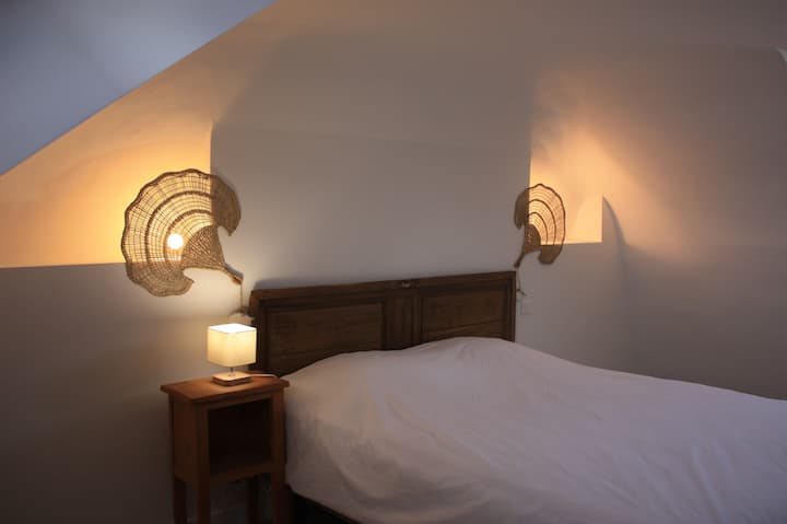 الطابق الثاني: سرير غرفة نوم 2 أماكن 160 سم مع غرفة استحمام داخلية