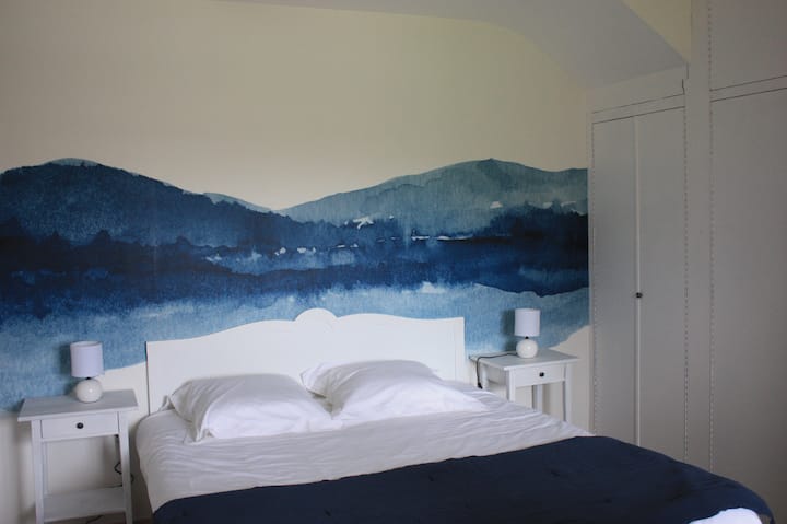 الطابق الأرضي: سرير غرفة النوم 160 سم + سرير أطفال