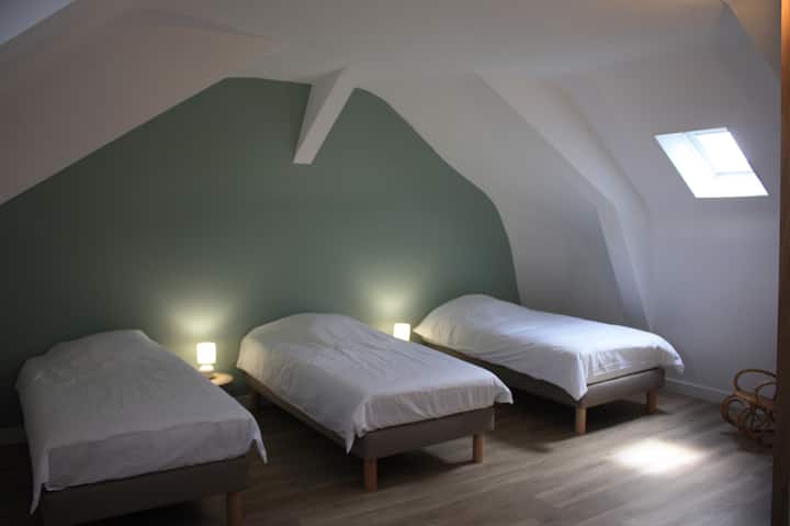 الطابق الثاني: مهجع 4 أسرّة 90 سم مع غرفة استحمام