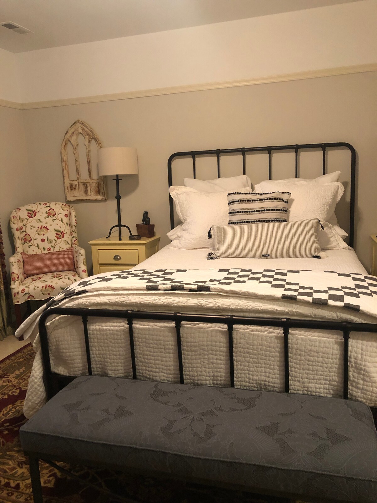 Taliansky vidiecky apartmán s manželskou posteľou Queen a posedením.