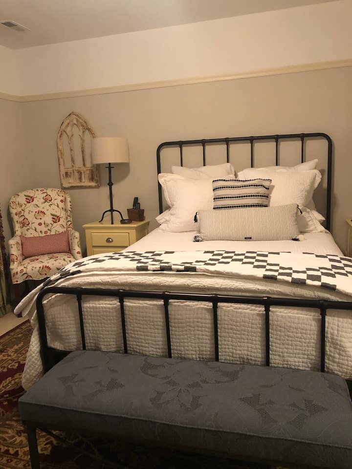 Suite italiana di campagna con letto queen-size e salottino.