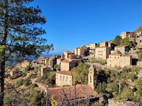 5-person cottage with shared pool.