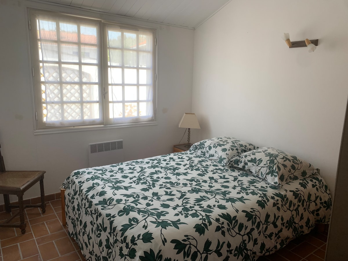 ห้องนอน 2 เตียงคู่/หน้าต่างมองเห็นลานบ้าน