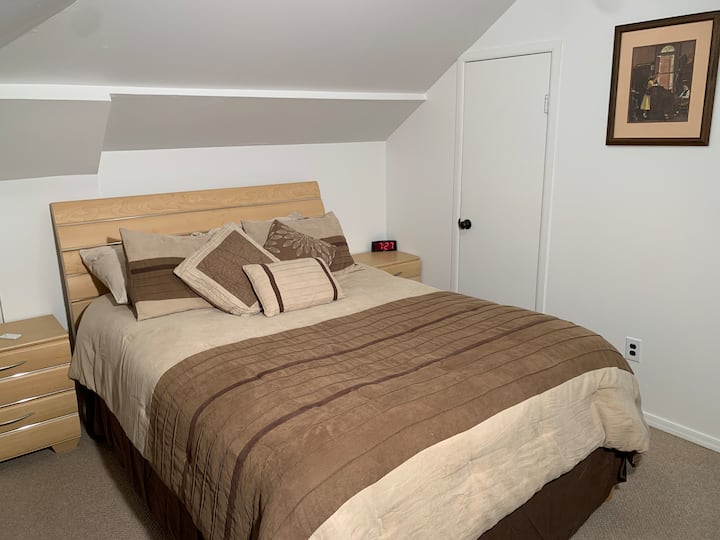 Საძინებელი Queen-ის ზომის საწოლით და 800 ფურცლით 