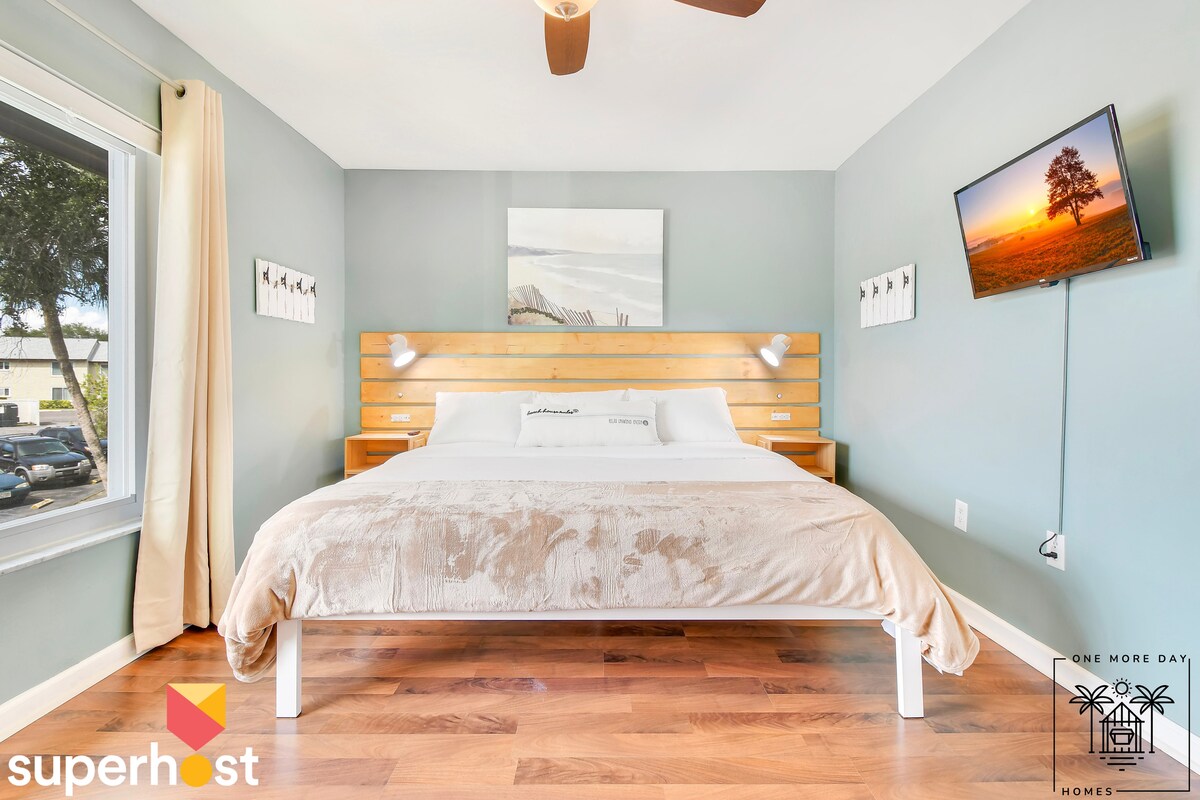 Découvrez le confort ultime sur notre matelas King en mousse à mémoire de forme ou profitez d'un film sur notre téléviseur intelligent 4K de 32pouces avec des stores occultants. Embrassez le mélange parfait de détente et de divertissement pour un séjour inoubliable.