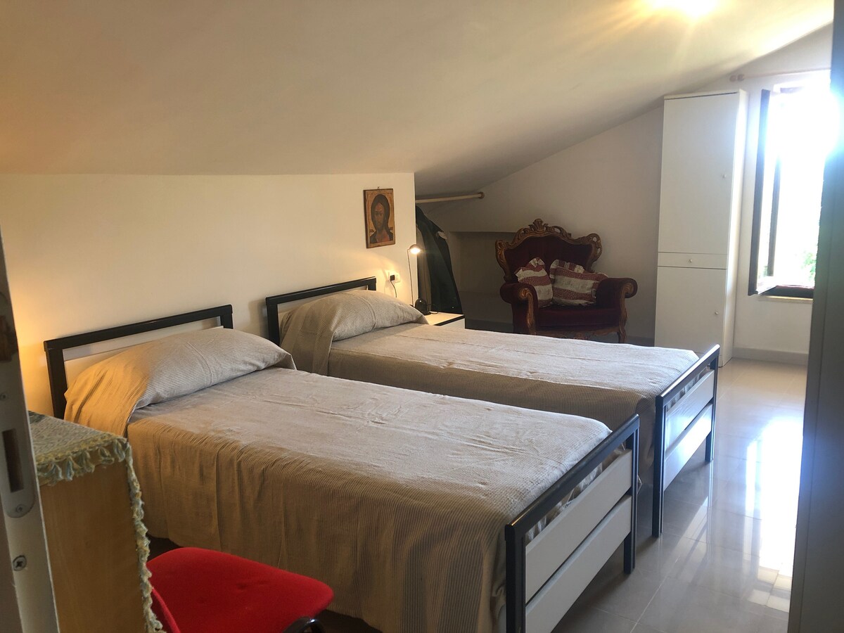 แน่นอนว่าเตียงสองเตียงสามารถเชื่อมต่อกันเพื่อสร้างเตียงคู่ได้