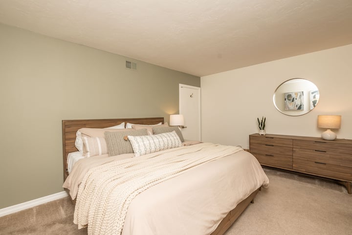Dormitorio n .º1 (nivel principal) 1 cama tamaño king, 2 camas individuales con baño adjunto