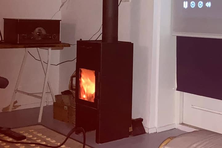 Იატაკქვეშა გათბობისა და კონდიციონერის გარდა, იქვეა შეშის ღუმელიც.