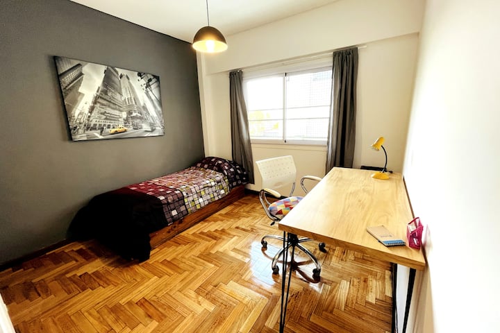 ห้องที่สองพร้อมเตียงเดี่ยวสองเตียงที่ทำงานในสำนักงานด้วย พร้อมเครื่องทำความร้อนไฟฟ้าและพลาซ่าที่กว้างขวาง 
