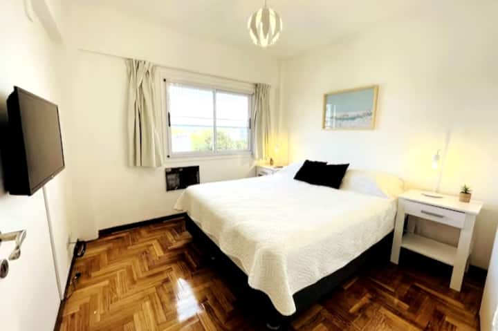 ห้องพักใหญ่สวยงามพร้อมเตียงควีนไซส์จานกว้างขวางเครื่องปรับอากาศเครื่องทำความร้อนไฟฟ้าและสมาร์ททีวี