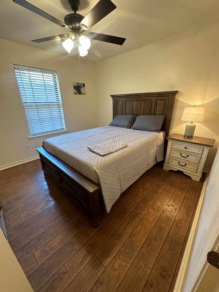 Kitanda aina ya Queen na stendi ya usiku