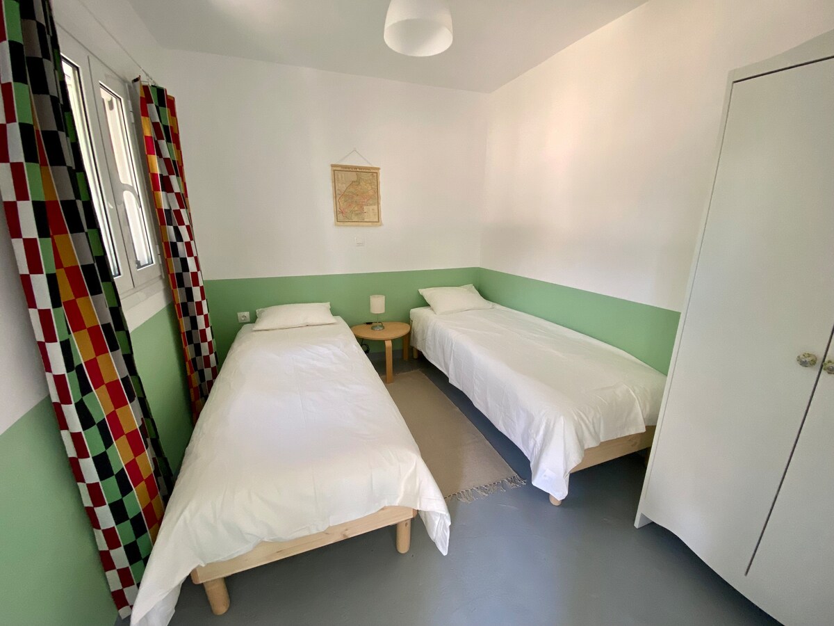 Chumba cha kulala vitanda 2 vya mtu mmoja ambavyo kwa ombi, vinaweza kuunganishwa ili kuunda kitanda cha watu wawili.