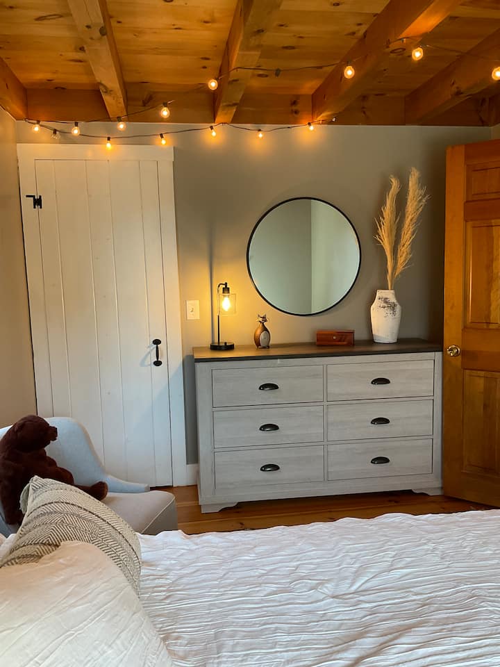 Chumba cha kulala cha ghorofa ya chini w/kitanda cha upana wa futi tano