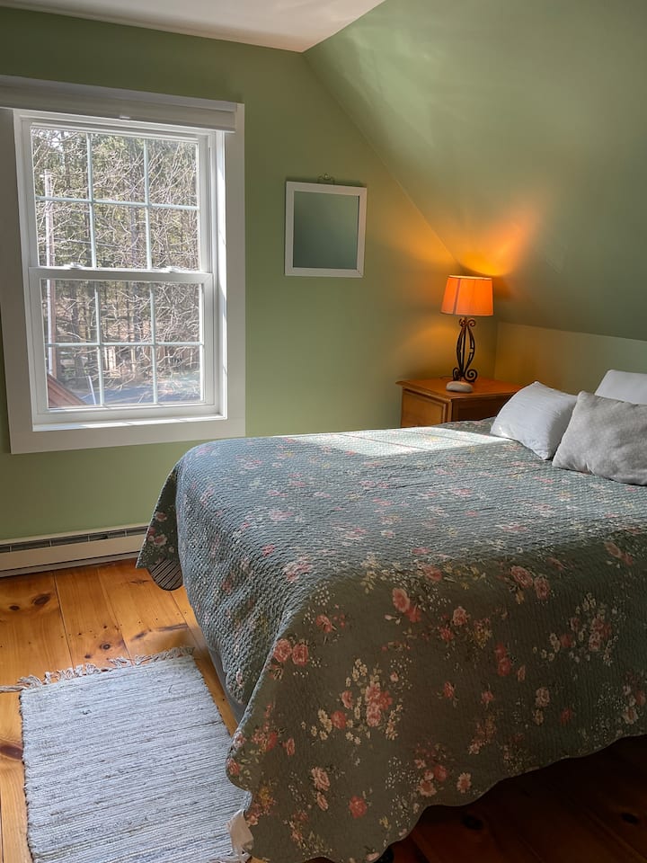 Chumba cha kulala cha ghorofani w/kitanda cha ukubwa kamili