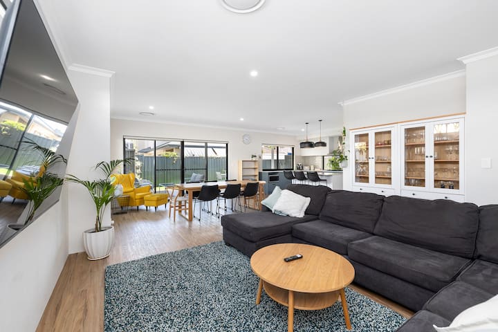 Family Friendly Close 2 Airport, Optus, Crown&City