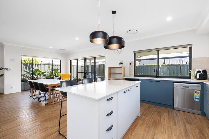 Family Friendly Close 2 Airport, Optus, Crown&City gallery image 4