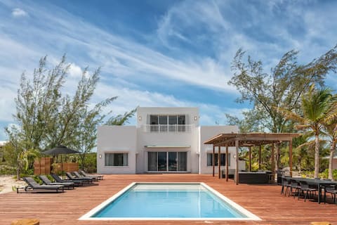 Tropic Of Cancer home w Pool, Padelcourt and Kayak