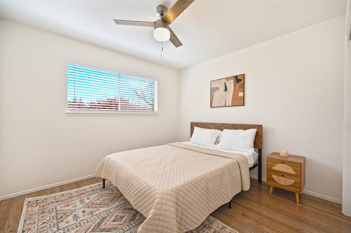 2 .ª Dormitorio con cama dimensionada por Queen