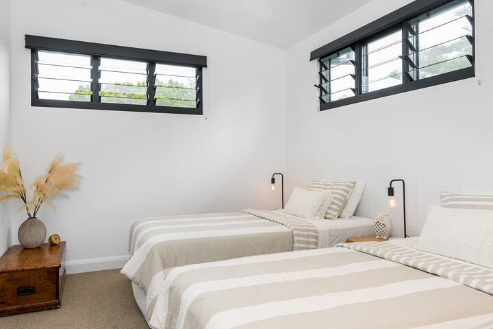 Მესამე საძინებელი 2 დიდი ერთადგილიანი საწოლით, რომელიც შეიძლება მოთავსდეს დიდ საწოლად.