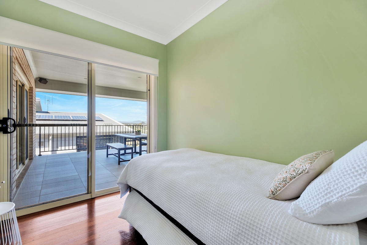 החדר הזה מציע שתי מיטות יחיד.
מתאים לבני נוער או ילדים. 