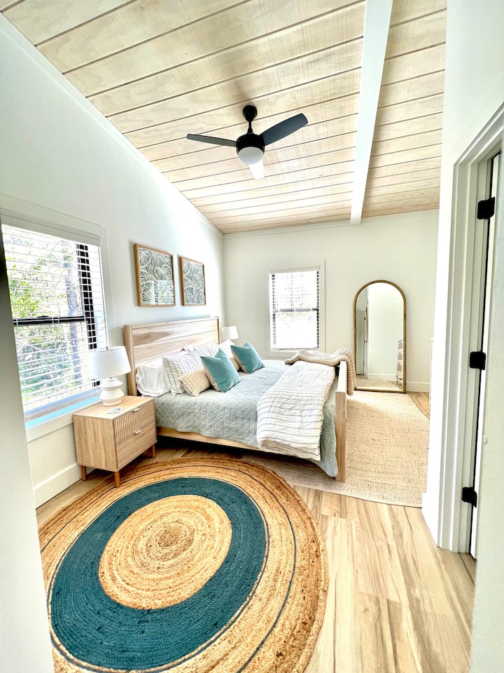 Მთავარი საძინებელი 193 × 203 სმ ზომის საწოლით