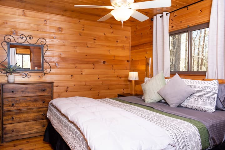 Დიდი საწოლი 100% -იანი ბამბის ზეწრებით. Დამატებითი თეთრეული უზრუნველყოფილია თქვენი მაქსიმალური კომფორტისთვის. Dreamcloud პრემიუმ-კლასის მატრასი. 