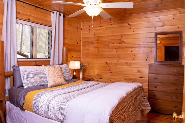 Queen ‑ ის საწოლი 100% ‑ იანი ბამბის ზეწრებით საოცნებო ღრუბლოვან ლეიბზე. Დამატებითი თეთრეული უზრუნველყოფილია თქვენი მაქსიმალური კომფორტისთვის. Ჭერის ვენტილატორები ცხელი ღამეებისა და გამათბობლების გასაგრილებლად, რომ გაათბოთ ცივი ადგილები! 