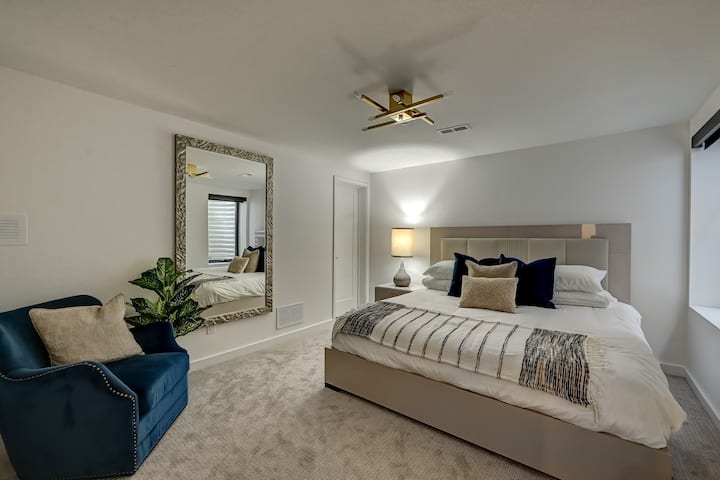 ห้องนอน 3 พร้อมเตียงขนาดคิงไซส์พื้นที่นั่งเล่นและตู้เสื้อผ้าแบบวอล์กอิน